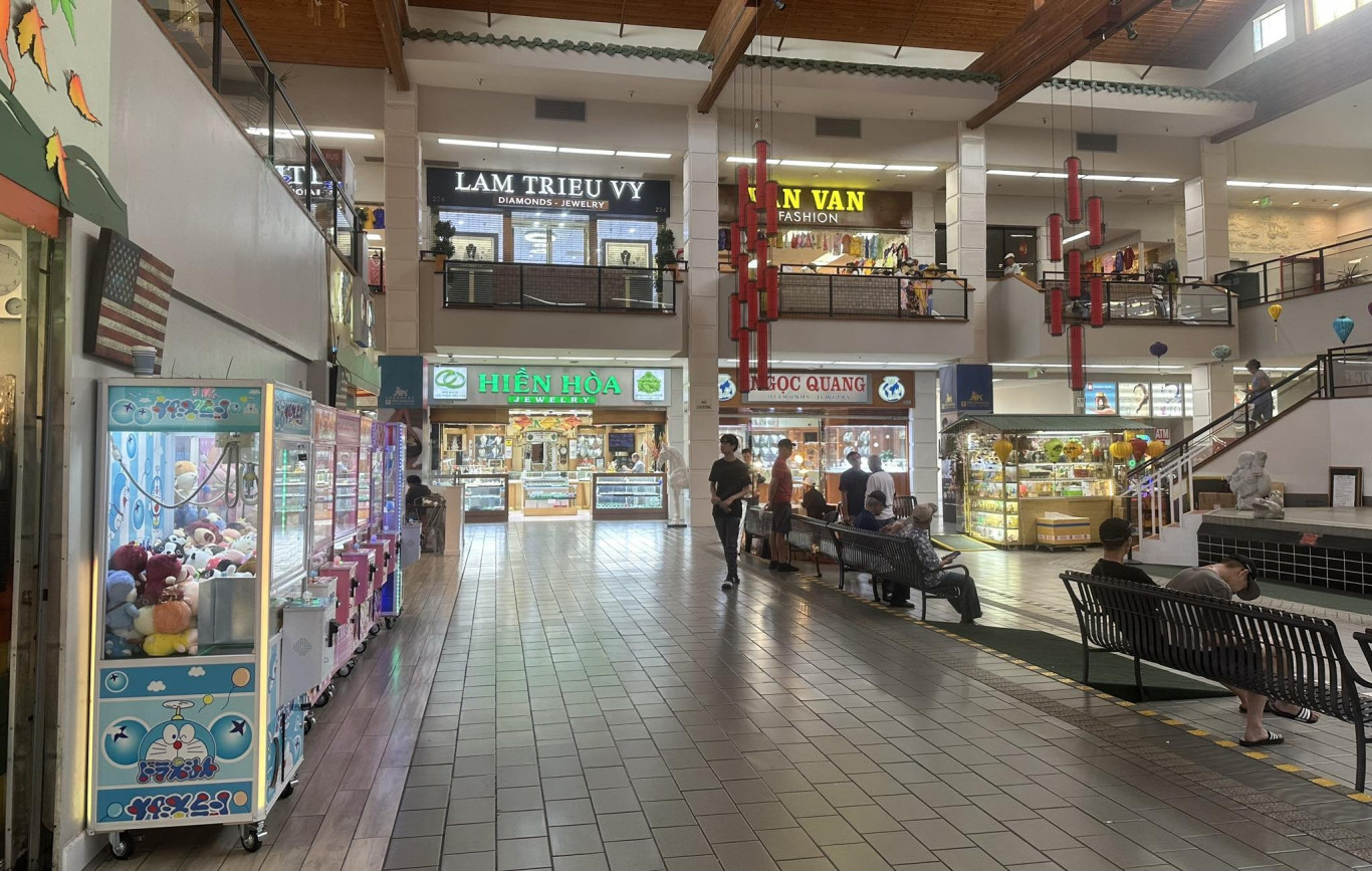 B&ecirc;n trong Thương x&aacute; Phước Lộc Thọ của người Việt - Ảnh: P.X.H